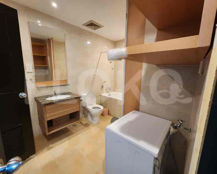Bathroom featuring a bathtub, toilet, sink, and washing machine.