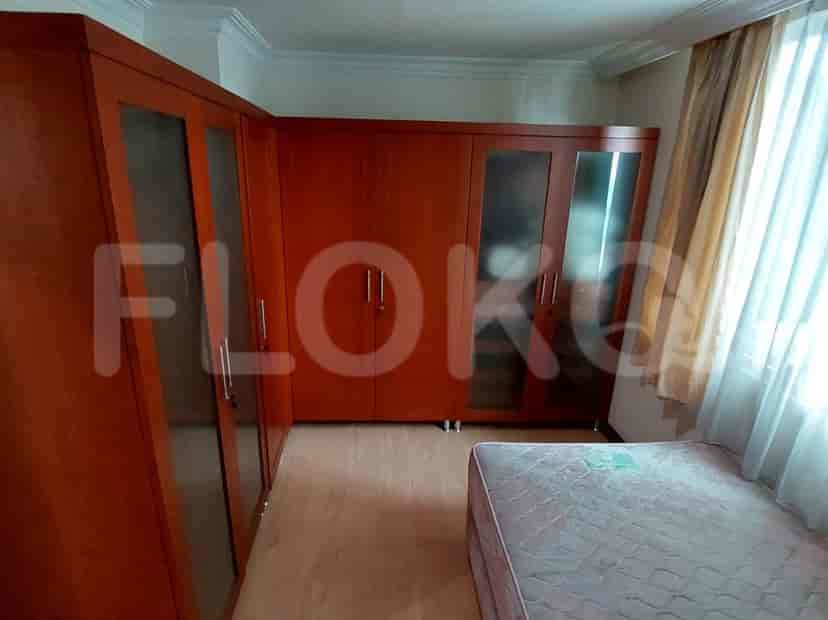 A bedroom with a bed and a wardrobe.