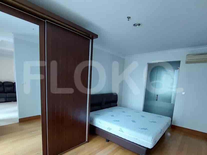 Bedroom featuring a double bed, sliding closet, and a glass door leading to the bathroom.