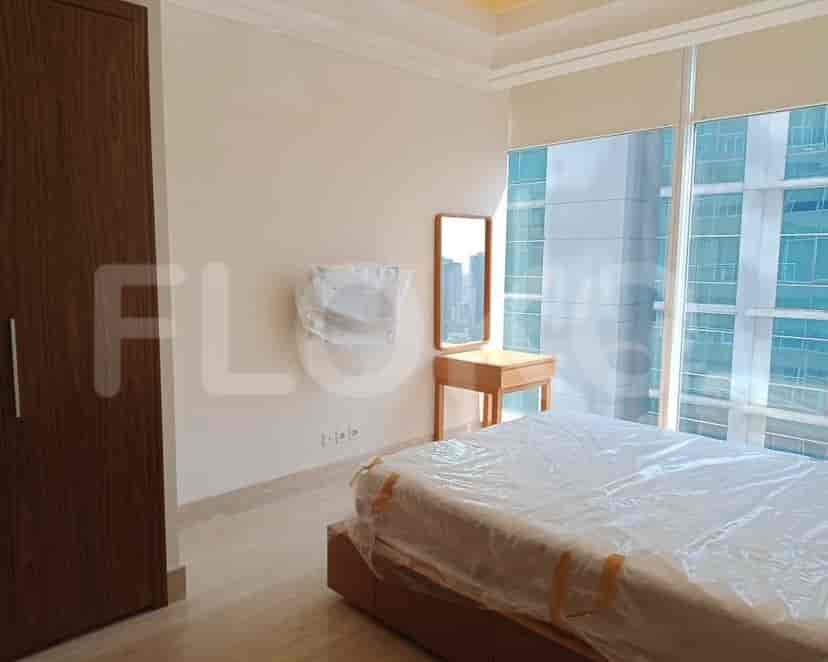 Bedroom with a bed and a small dressing table.