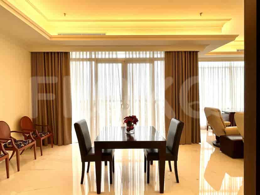 Dining room with a table and chairs.