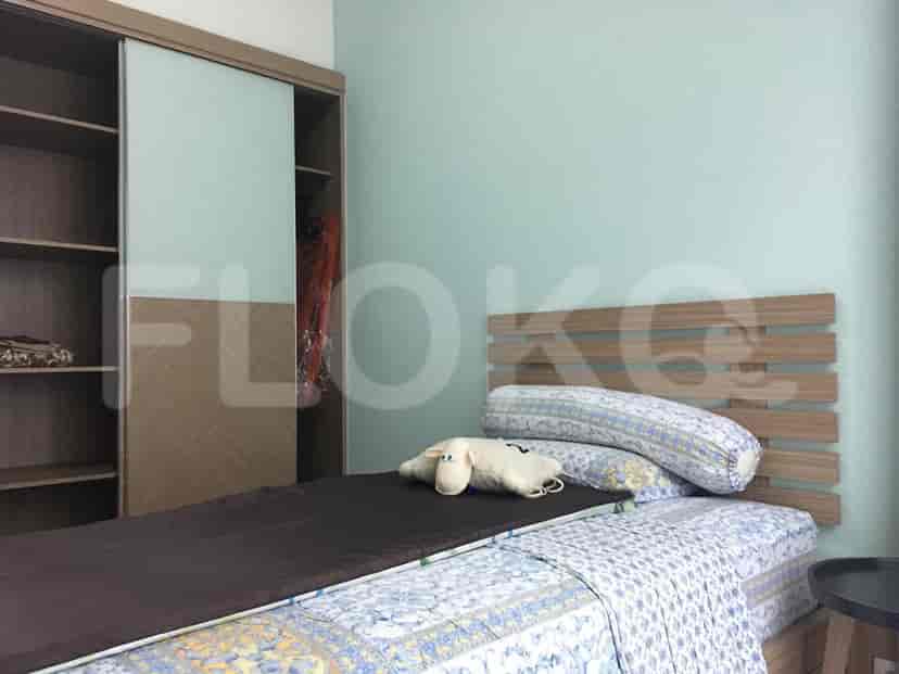 A cozy bedroom featuring a single bed and a sliding closet.