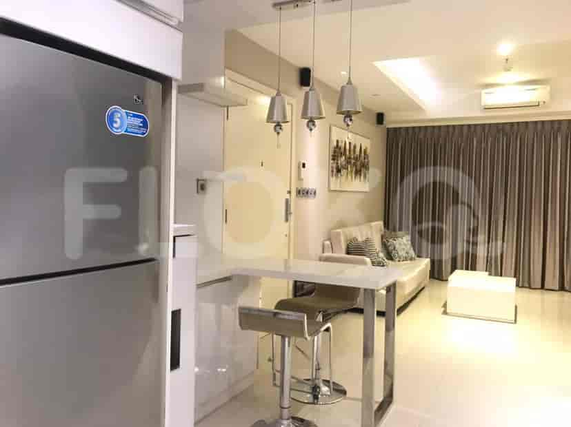 Area terbuka dengan meja dapur dan area makan.