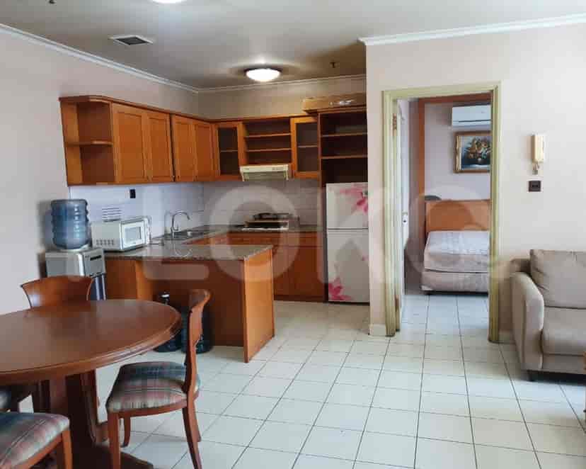 Dapur dengan area makan dan pintu masuk ke kamar tidur.