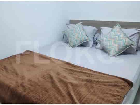 Kamar tidur dengan tempat tidur dan selimut.