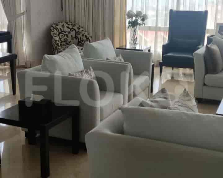 Tampilan dekat ruang tamu yang menampilkan sofa, kursi berlengan, dan pengaturan meja.