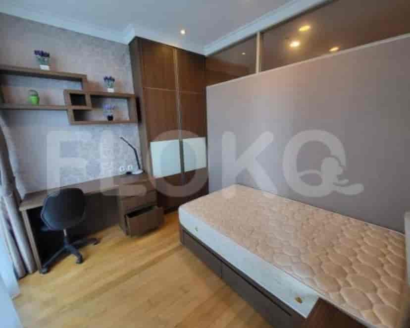 A well-designed bedroom featuring a single bed, study desk, and built-in wardrobe.