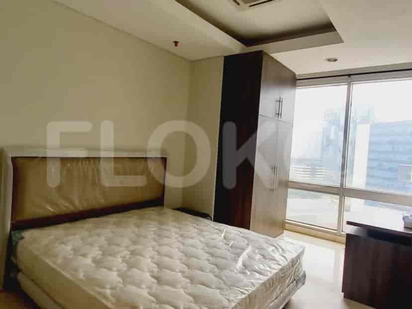 A bedroom featuring a bed, wardrobe, and a view.