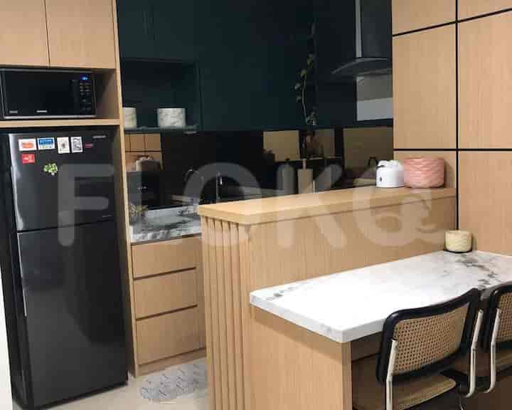 Desain dapur kontemporer dengan lemari kayu, peralatan baja tahan karat, dan area makan kecil.