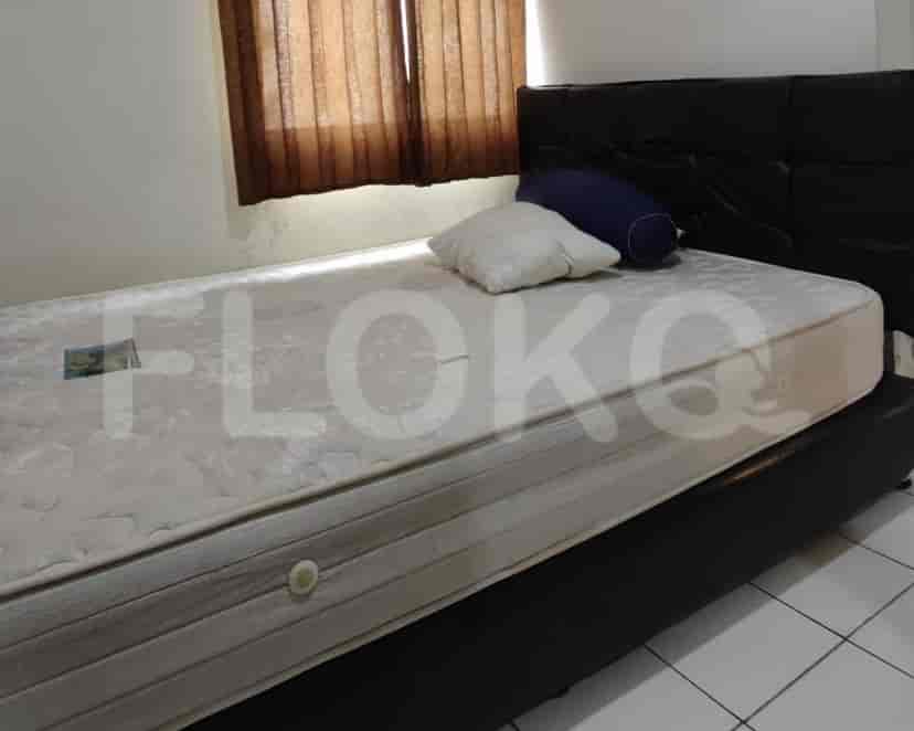 Kamar tidur dengan tempat tidur, bantal, dan gorden.