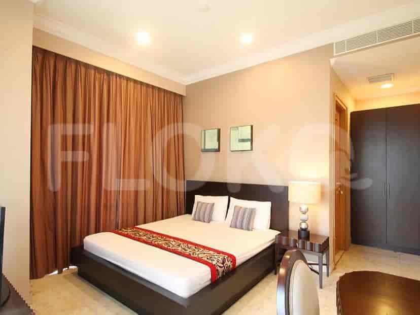 Kamar tidur dengan tempat tidur, gorden, dan meja samping.