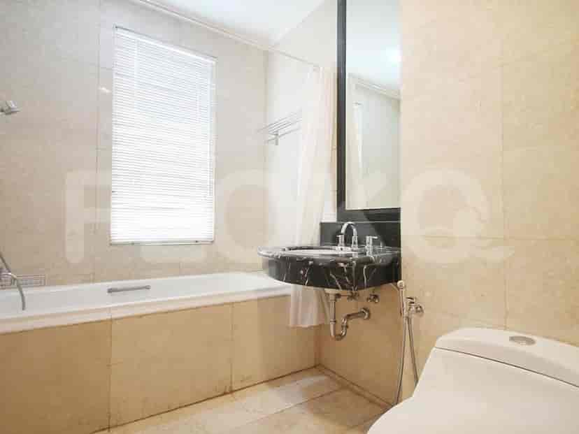Kamar mandi dengan bak mandi dan wastafel.