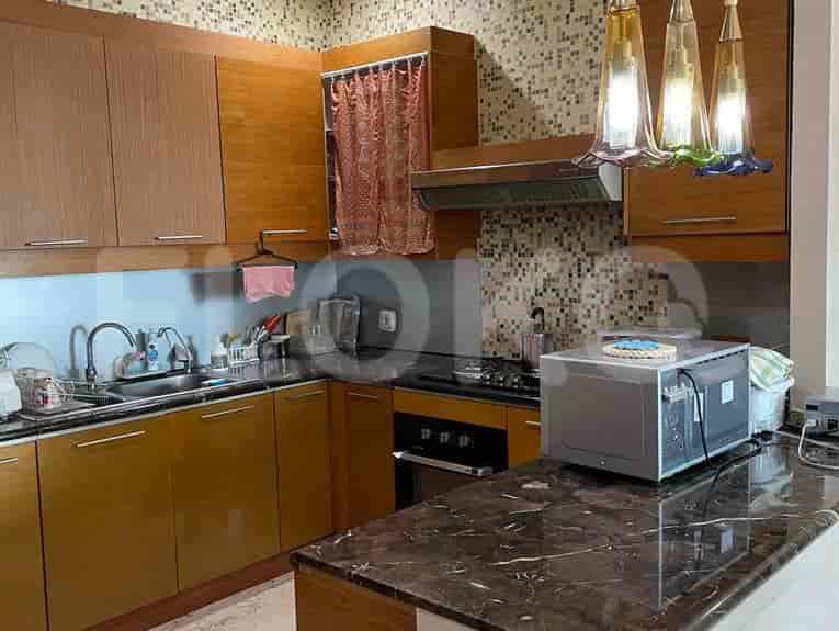 Dapur modern dengan lemari kayu dan oven built-in.