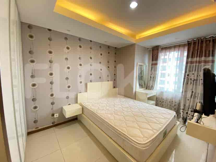 Bedroom with a double bed, floating bedside tables, and a dressing table.