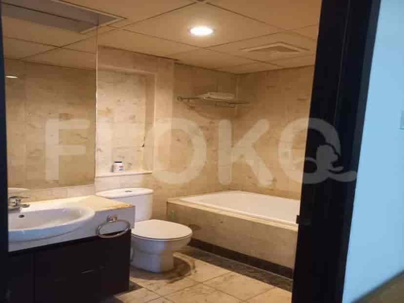 Modern bathroom with a bathtub, toilet, and vanity.