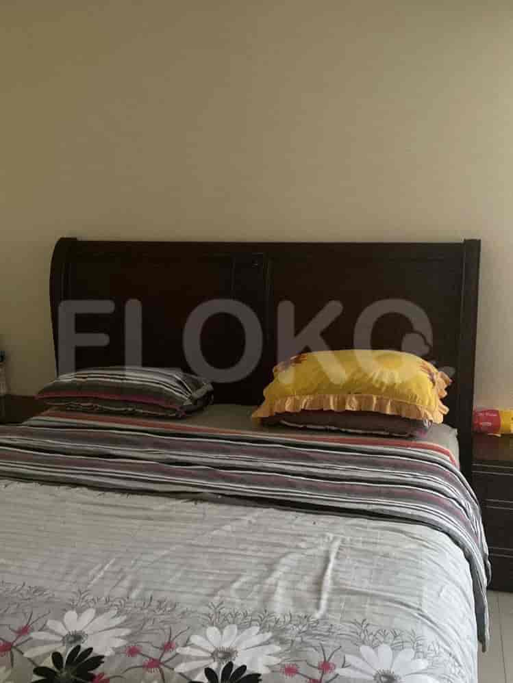 A bedroom with a bed and pillows.