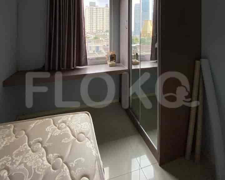 Kamar tidur dengan tempat tidur dekat jendela.