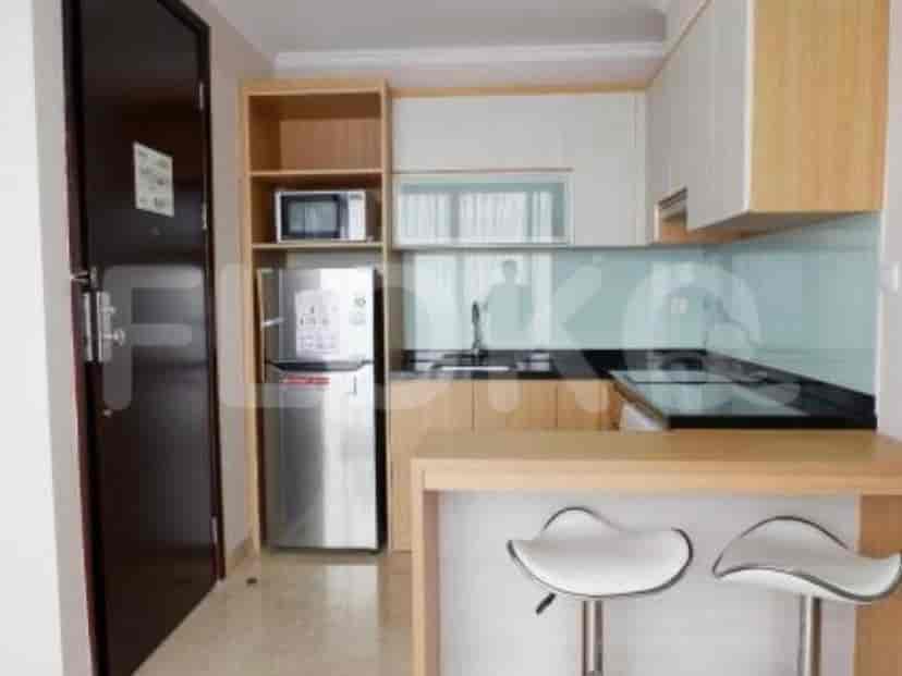 Dapur menampilkan desain modern dengan peralatan penting dan meja sarapan.