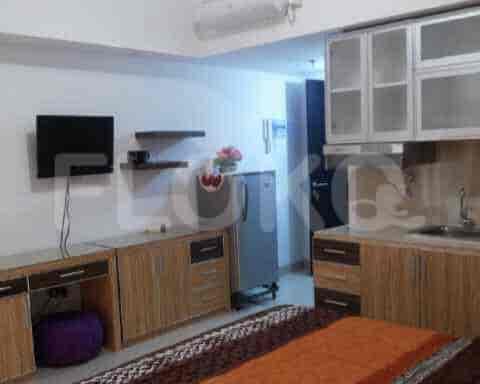 Bedroom with a kitchen.