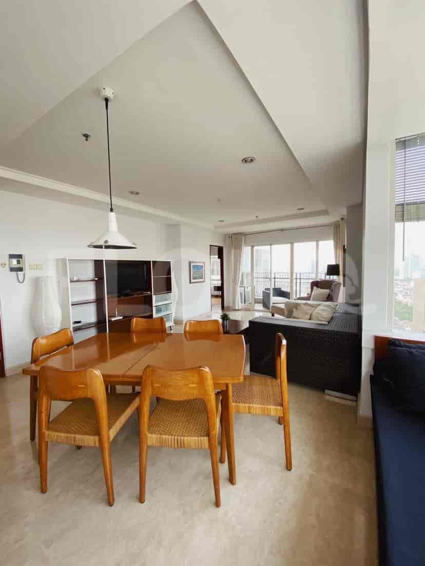 Rent 4 Bedroom on the 26th Floor of Permata Hijau Suites Apartment: Flokq 4