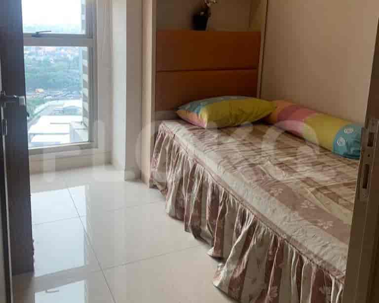 Bedroom with a single bed and a window.