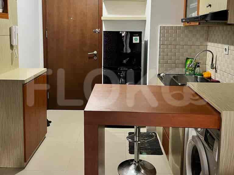 A kitchen with a breakfast bar.