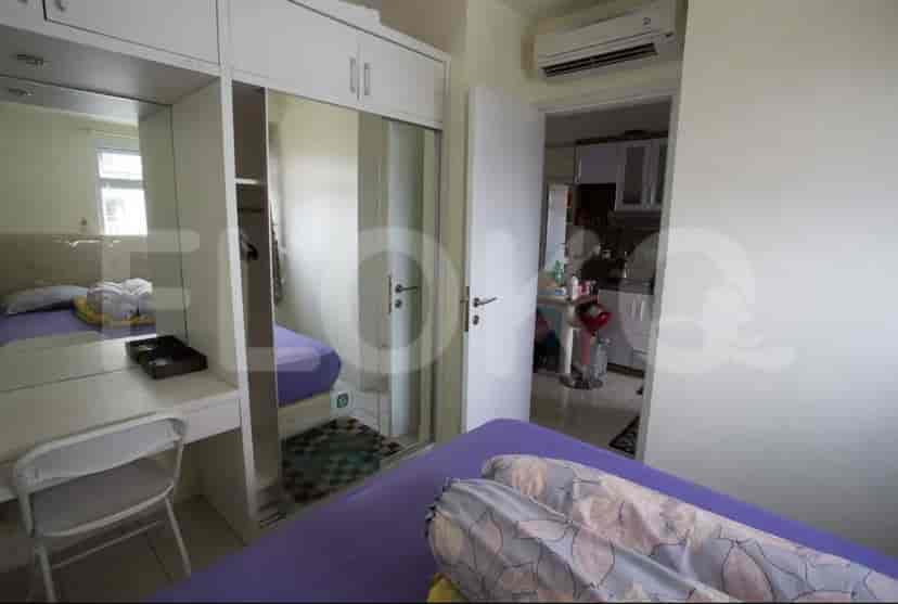 Cozy bedroom with a double bed, vanity area, and closet, illuminated by natural light.
