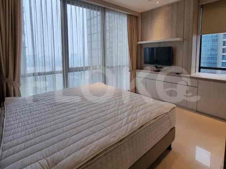 Kamar tidur dengan tempat tidur besar di depan jendela.