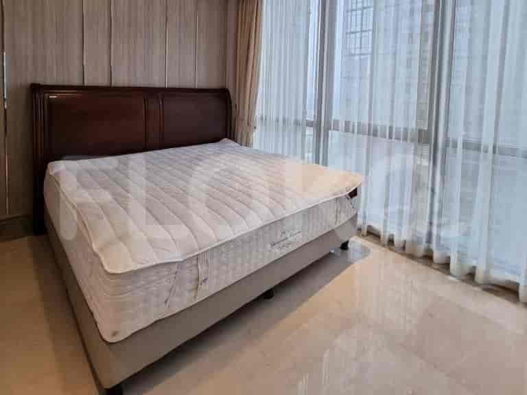 Kamar tidur dengan tempat tidur dan papan kepala kayu.