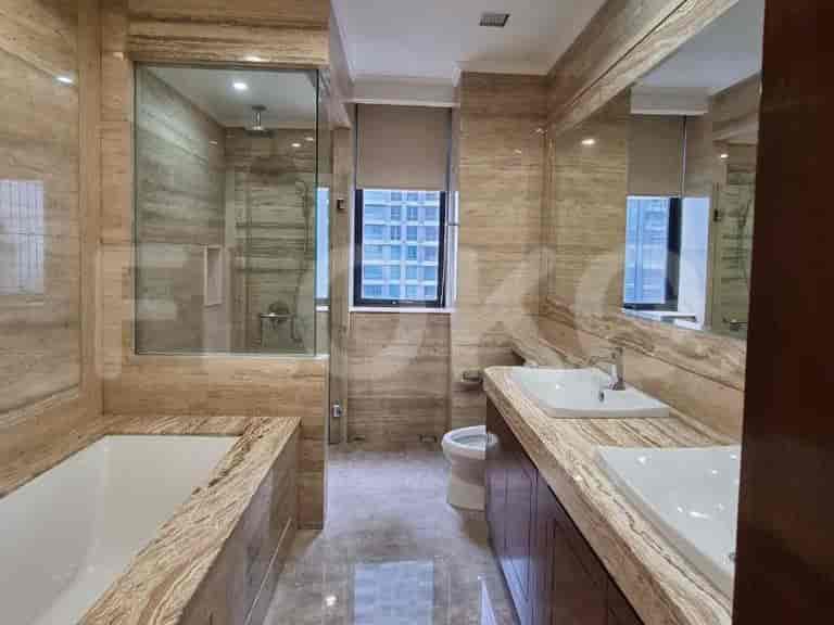 Kamar mandi mewah dengan bak mandi dan hasil akhir marmer.