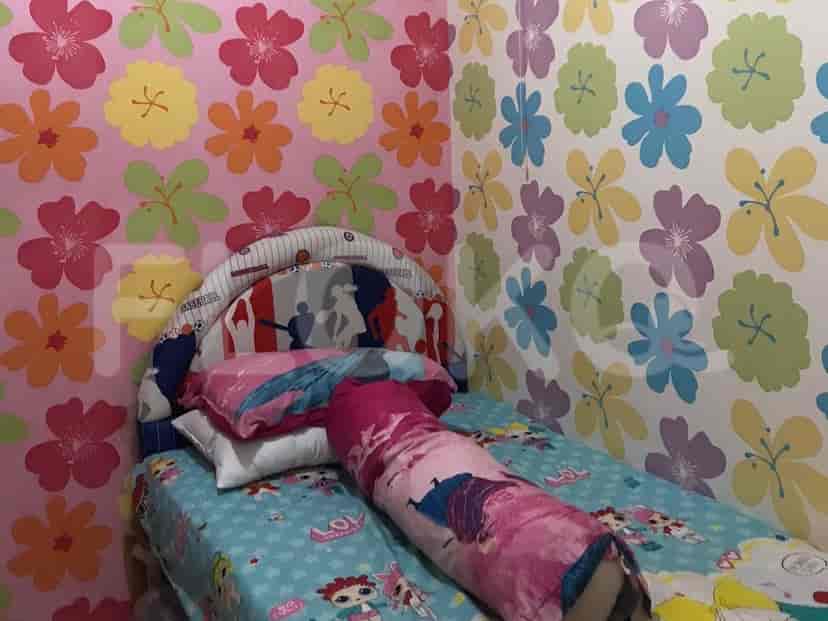 Bedroom with floral wallpaper, a single bed, and colorful bedding.