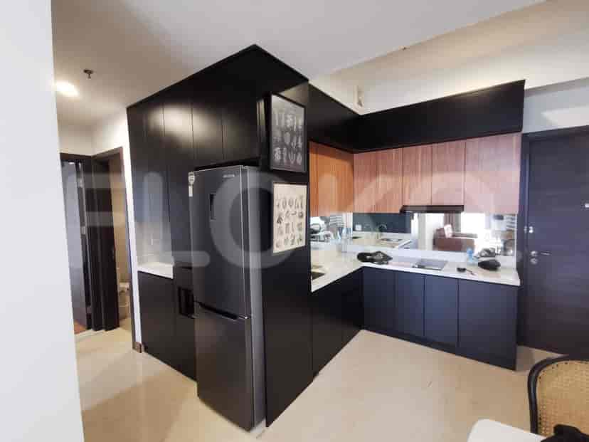Dapur modern dengan lemari hitam dan peralatan terintegrasi.