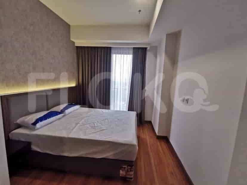 Kamar tidur yang nyaman dengan tempat tidur ganda dan lantai kayu.