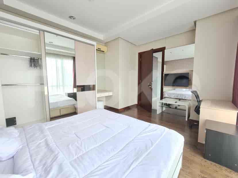 Bedroom with a king-size bed, wardrobe, and a desk with chair.