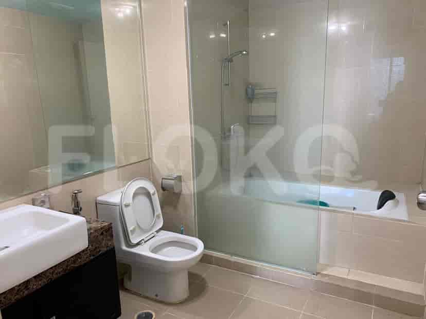 Bathroom with a bathtub, toilet, and sink.
