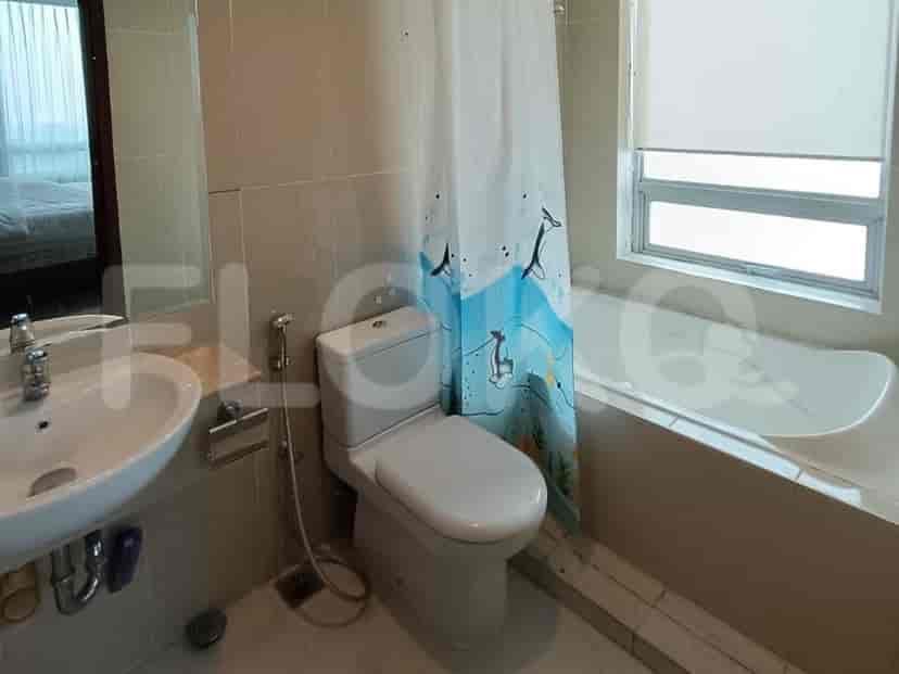 Bathroom with a bathtub, a toilet, and a sink.