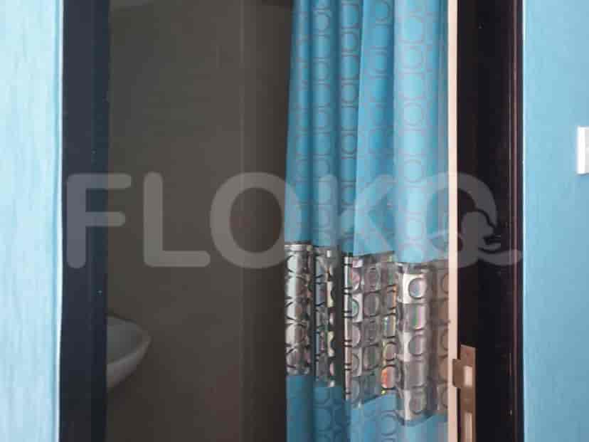 Interior kamar mandi terlihat melalui pintu kamar mandi.