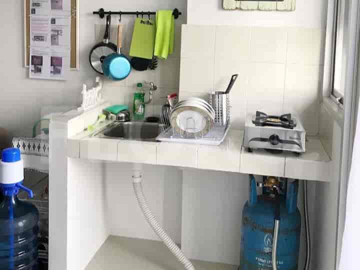 Dapur terbuka kecil dengan peralatan dasar.