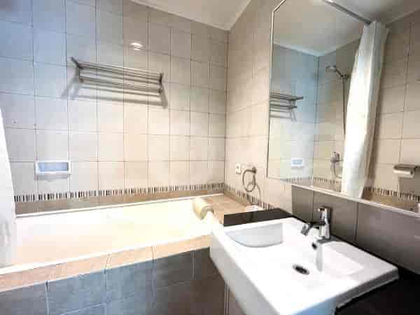 Apartemen 2BR Furnished Dijual - APA296, Lantai Menengah, Sudirman 5
