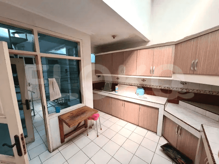 Dijual Ruko Luas 300 m2 di Taman Cosmos, Kebon Jeruk - RKSf0f 1