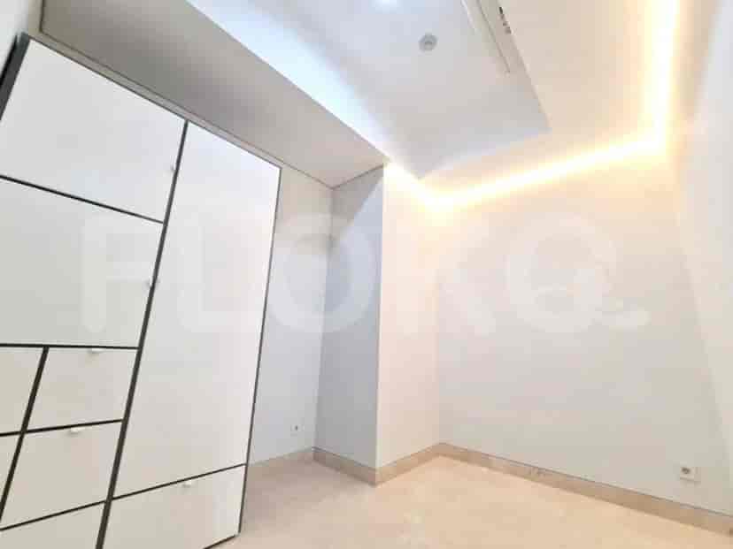 Kamar tidur luas dengan lemari pakaian besar.