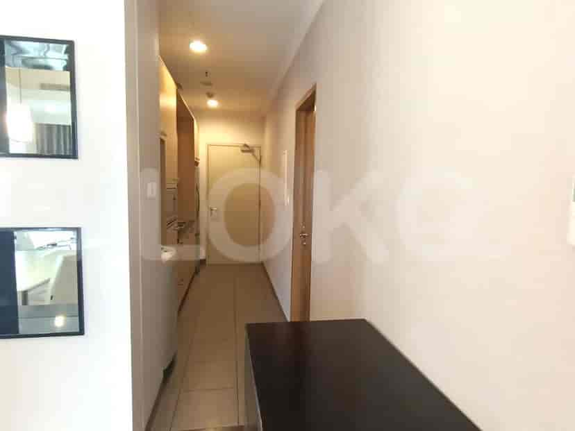 Lorong yang terang dengan akses ke berbagai ruangan.