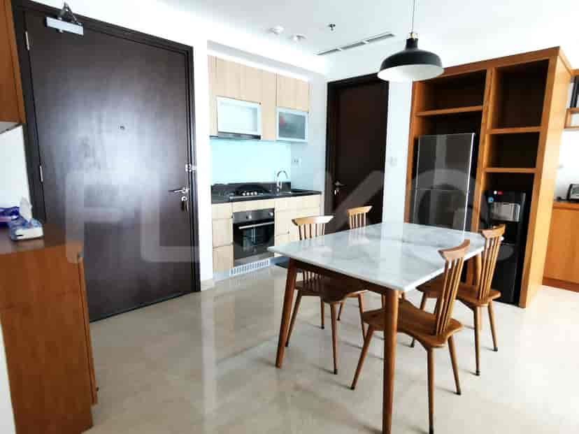 Kitchen area with a dining table and a fully equipped kitchen.