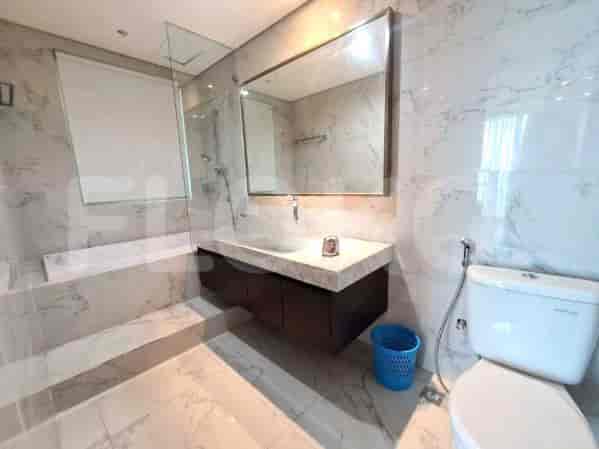 Bathroom with a bathtub, large mirror, and modern vanity.