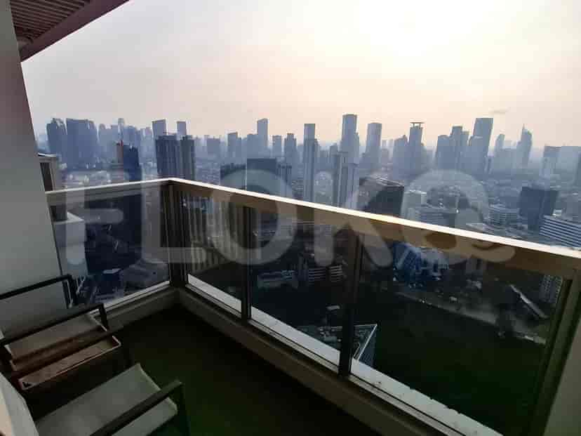 Balkon dengan pemandangan kota yang menakjubkan.