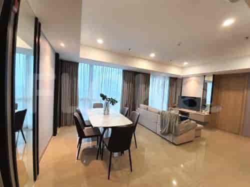 Ruang makan dengan meja marmer modern dan kursi hitam.
