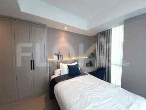 Kamar tidur dengan tempat tidur, lemari pakaian, dan meja.