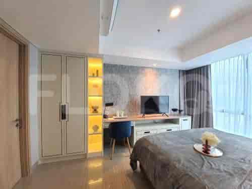 Kamar tidur dengan tempat tidur, meja, dan lemari pakaian.
