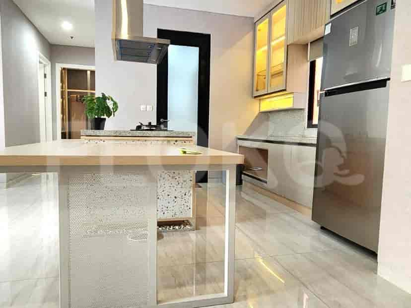 Dapur modern dengan lemari kayu berwarna terang dan pulau dapur.