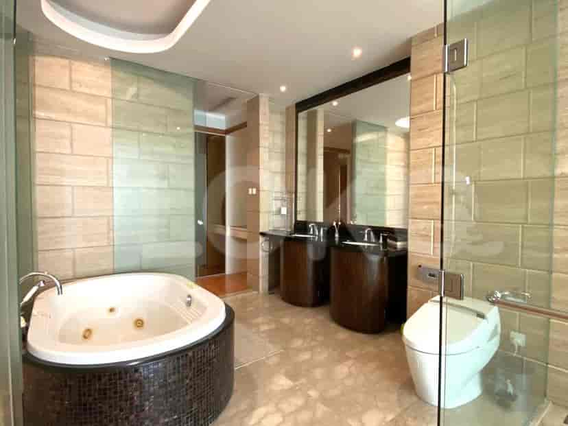 Kamar mandi mewah dengan bathtub, wastafel ganda, dan pancuran kaca.